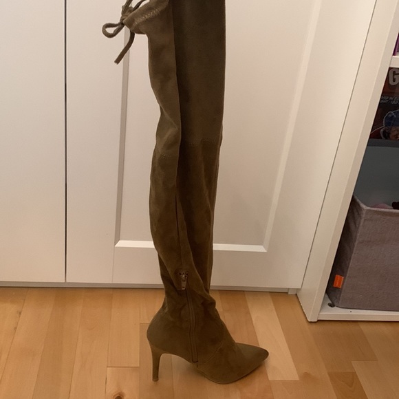 Knee-High Heels - Picture 2 of 3